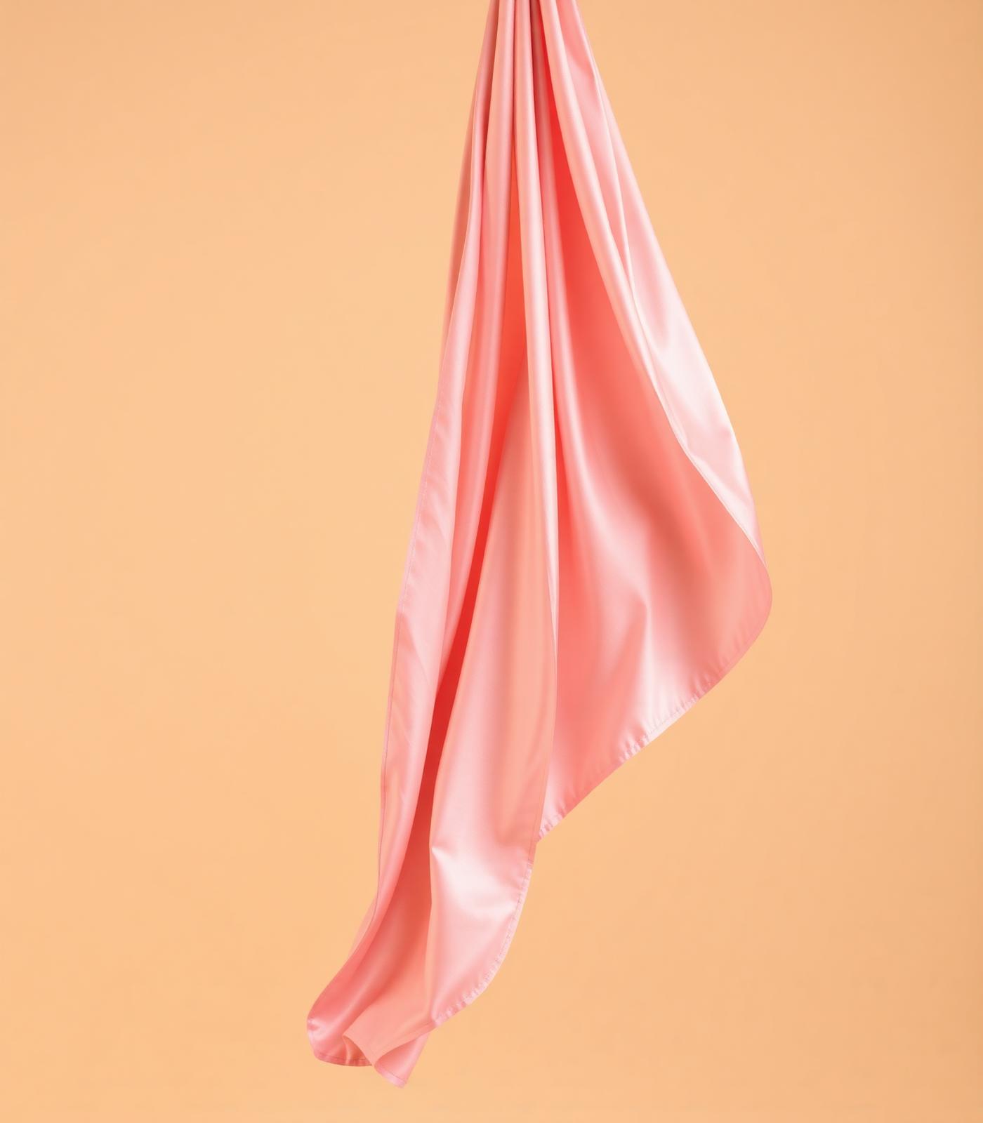 Satin rose poudré drapé sur fond beige